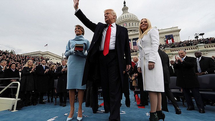 El guiño a Batman, la mirada asesina de Clinton y otras curiosidades de la investidura de Trump