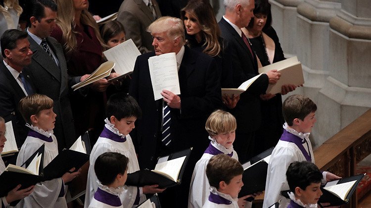'Encantado de conocerles': Trump visitará la CIA luego de orar en un servicio religioso