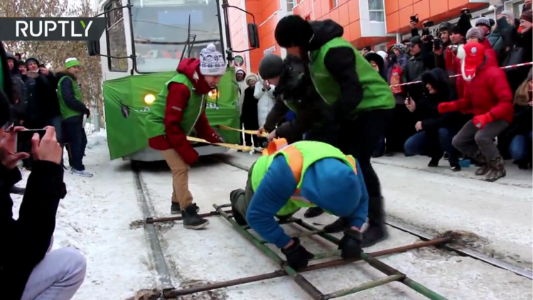 Una rusa arrastra dos tranvías llenos de pasajeros a 20 grados bajo cero 