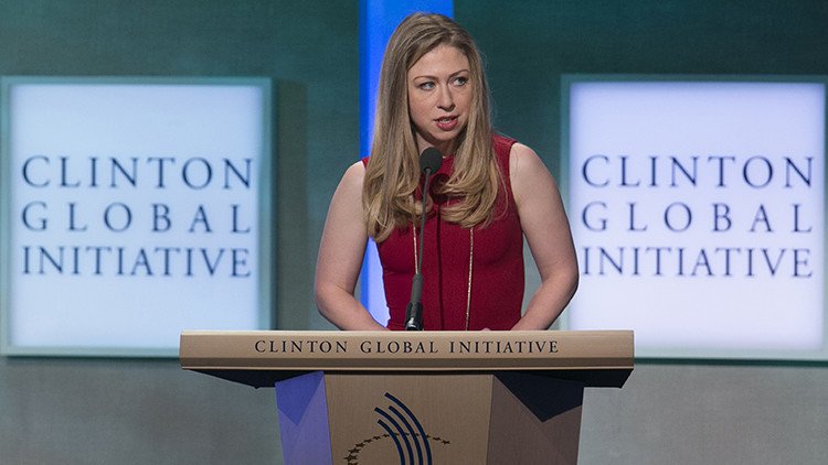 Chelsea Clinton desafía a Trump al defender de las burlas al hijo del nuevo presidente
