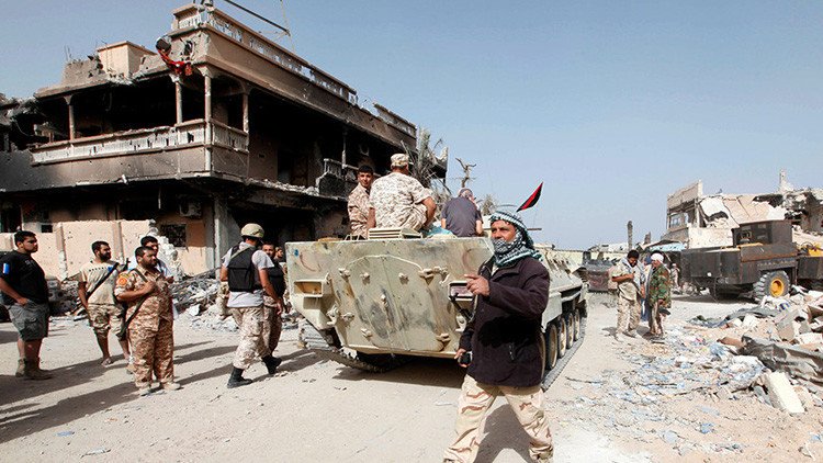 FOTOS: El Ejército libio se incauta de un suministro de libros de Dan Brown y Paulo Coelho