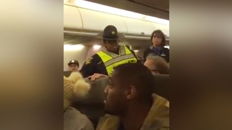 VIDEO: Echan a una mujer de un avión por increpar a un partidario de Trump
