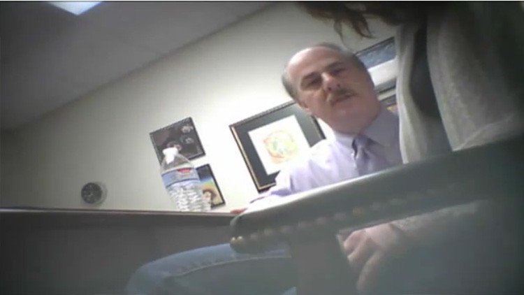 Video: Mujer graba el momento en que su abogado la hipnotiza e intenta abusar de ella
