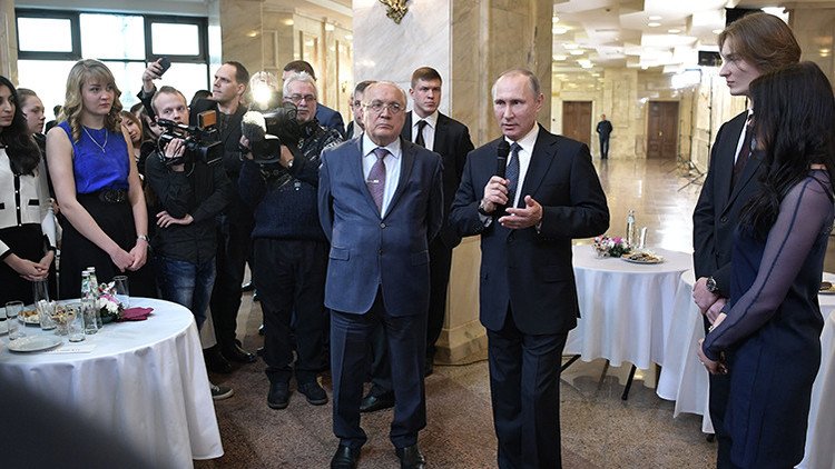Putin revela sentirse muy orgulloso de su certificado de carpintero