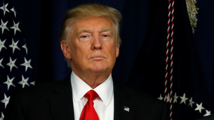 Trump firma un decreto que dará "un boleto de ida" a los inmigrantes con antecedentes penales