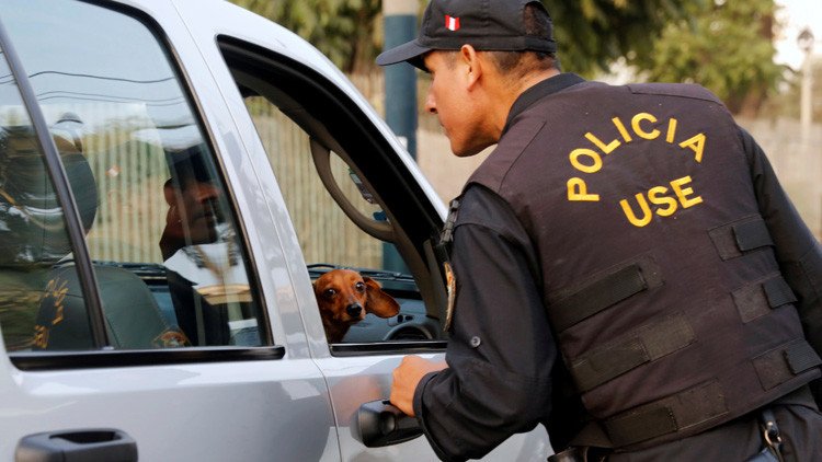 Perú: Los modos violentos usados por un policía para interrogar delincuentes genera polémica (VIDEO)