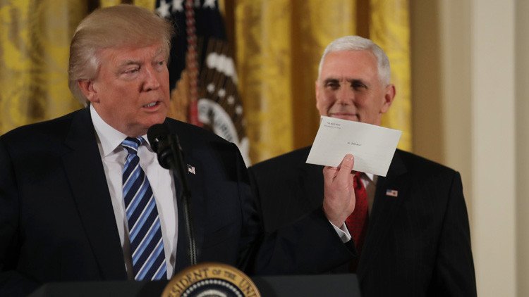 Trump habla de la "preciosa" carta  que le dejó Obama