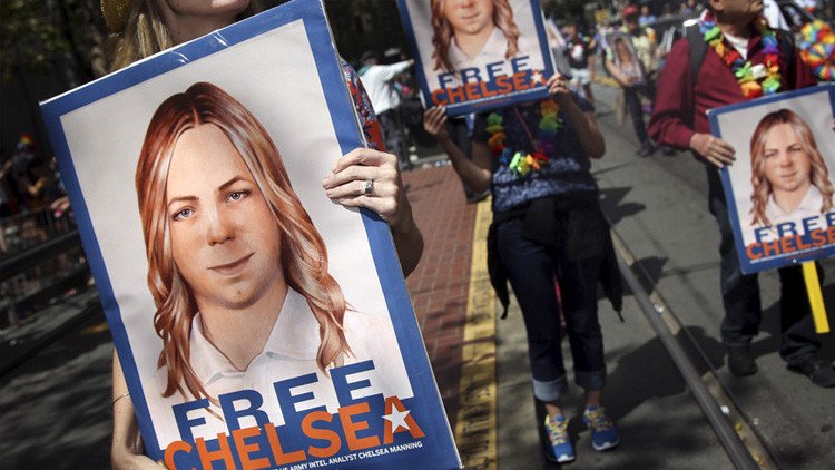"Una traidora malagradecida": Trump arremete contra Chelsea Manning por sus críticas a Obama