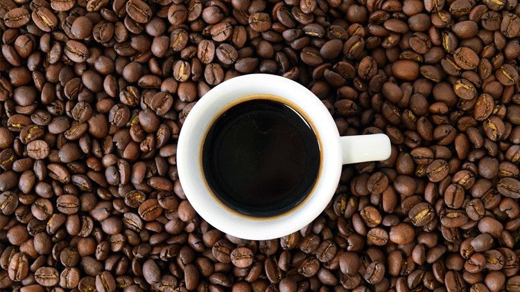 Dos estudiantes casi mueren al tomar por error una dosis de cafeína equivalente a 300 cafés