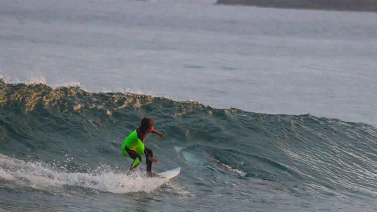 FOTO: Un padre capta cómo un tiburón asesino se acerca por sorpresa a su hijo mientras surfea