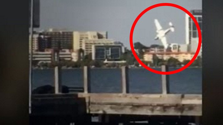 VIDEO: Una avioneta se estrella en un río ante 60.000 personas