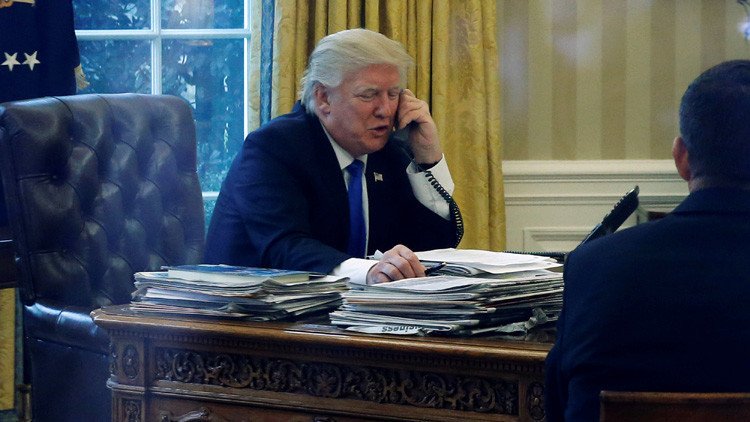 Trump desea "felicidad y prosperidad" al pueblo ruso en su conversación telefónica con Putin