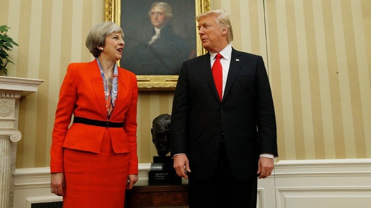 Video: Donald Trump y Theresa May 'hacen manitas' mientras caminan por la Casa Blanca