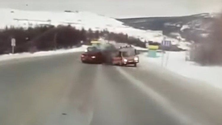 Una mujer embarazada sale volando de una ambulancia en un accidente