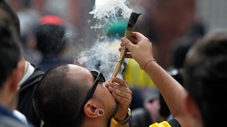'Fumatón' de marihuana en Bogotá, en protesta por una nueva ley policial