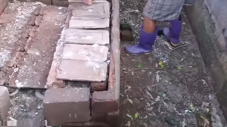 Un hombre levanta unos ladrillos del suelo de su casa y da con un espeluznante hallazgo (VIDEO) 