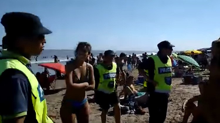 20 agentes de policía para impedir que tres mujeres hicieran 'topless' en la playa (VIDEO)