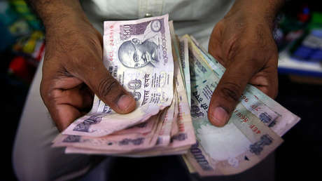 Grandes colas en la India por el reemplazo masivo de billetes: "Es un ritual de purificación"