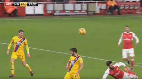 Olivier Giroud marca un golazo de 'escorpión'
