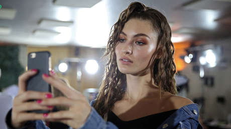 La belleza no está reñida con la limpieza: El selfi de una tuitera y su cochambrosa habitación