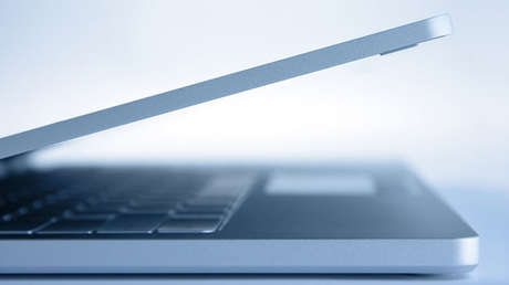 Usuarios encuentran monedas en sus computadoras MacBook y nadie sabe por qué