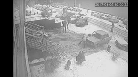 FUERTE VIDEO: Una mujer sobrevive tras ser literalmente aplastada por un coche