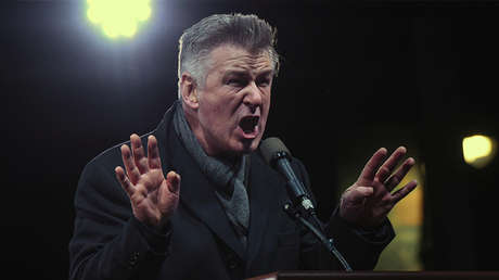 Alec Baldwin en una manifestación anti-Trump: "Voy a orinar en el consulado de Rusia"