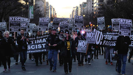 Lanzan gas lacrimógeno a manifestantes contra Trump en Washington