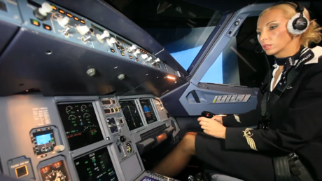 ¿Podrá esta azafata rusa aterrizar sola un avión de pasajeros?