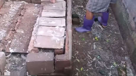 Un hombre levanta unos ladrillos del suelo de su casa y da con un espeluznante hallazgo (VIDEO)