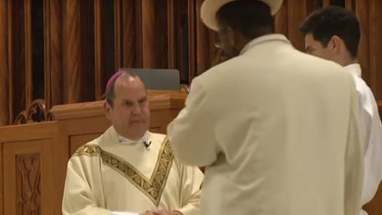 "Perdona nuestros pecados": Atacan brutalmente a un sacerdote católico durante una misa (Video)