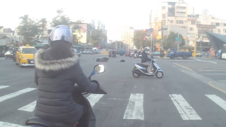 Un video muestra la desconcertante indiferencia de los viandantes ante un accidente de tráfico