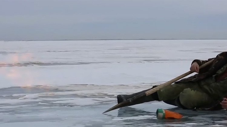 'Hielo y fuego': Avistan un curioso fenómeno natural en pleno lago Baikal (VIDEO)