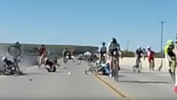 Accidente visto desde dentro: aparatosa caída en una prueba ciclista en EE.UU.
