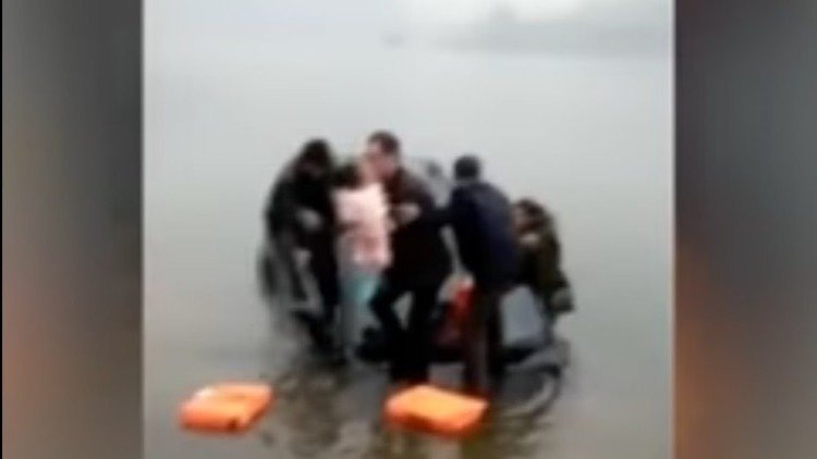 Situación límite: un hombre lanza a su bebé para evitar que se hunda en un río