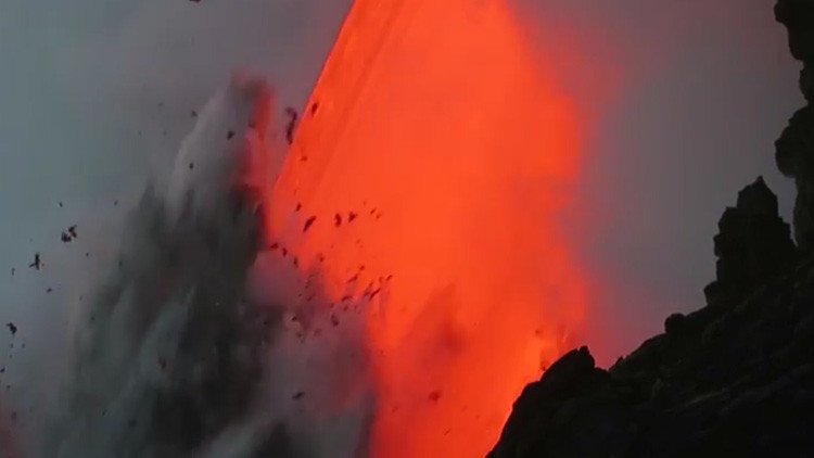 IMPACTANTE VIDEO: El río de lava desemboca en el Pacífico en Hawái