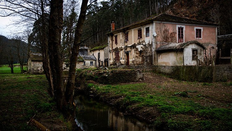 Casas a un euro o pueblos enteros al precio de un piso: los precios locos de la España rural