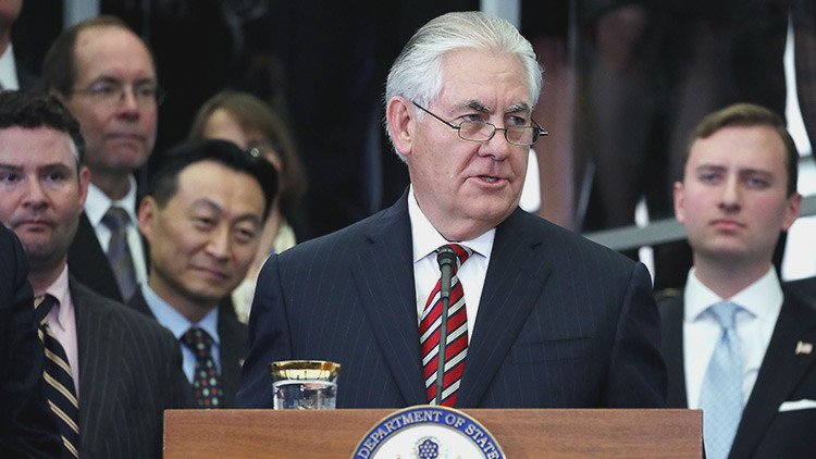 "La gente quería rezar un poco más": excusa de Tillerson por llegar tarde al Departamento de Estado