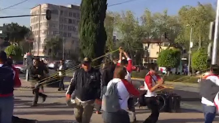 "Les devolvemos la mierda que dan al país": Arrojan pañales sucios a sede del PRI de México (VIDEO)