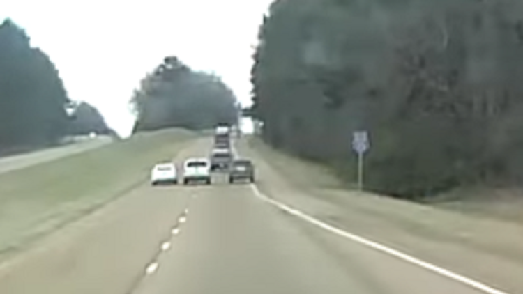 ‘Dos tontos muy tontos’: Dos conductores testarudos causan un aparatoso accidente