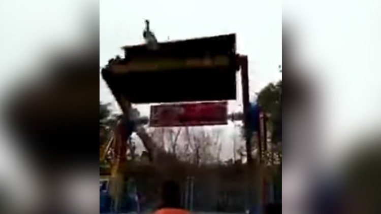 China: Una niña muere al salir disparada de una máquina de un parque de atracciones (FUERTE VIDEO)