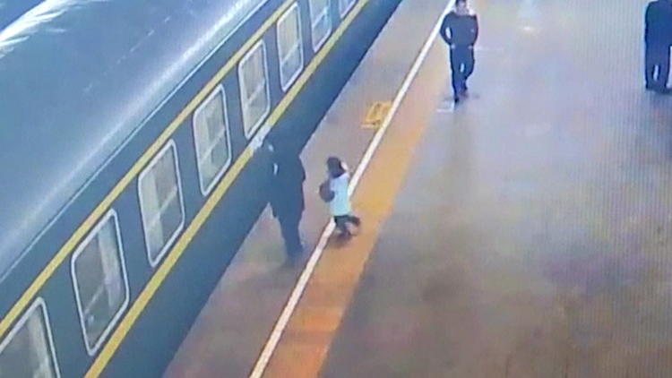 '¡Párenlo!': Una niña cae a las vías del tren antes que este arranque