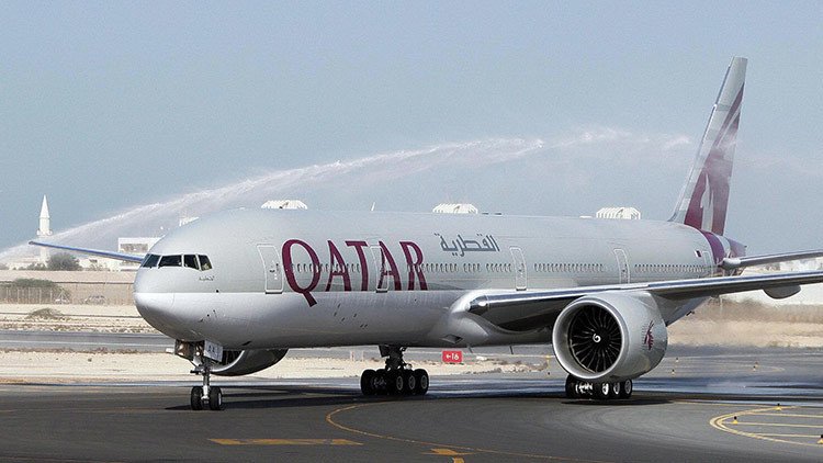Un avión de Qatar Airways aterriza tras el vuelo comercial más largo en la historia de la aviación