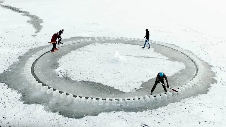 Carrusel tallado en un río congelado en Ucrania