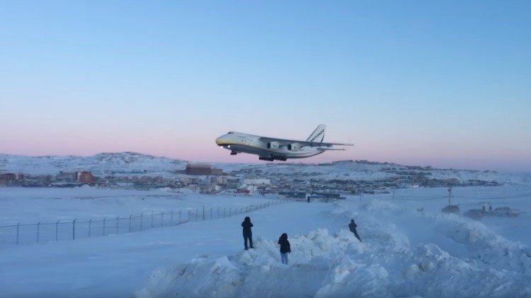Un gigantesco Antonov AN-124 aterriza en una pista helada de Canadá