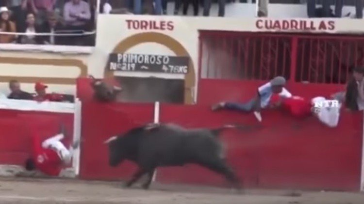 Un toro 'se salta el guion' y desata el caos durante una corrida en México 