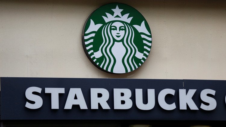 "Aquí se contratan refugiados, mientras tú en paro": Neonazis atacan varios 'Starbucks' en Madrid 