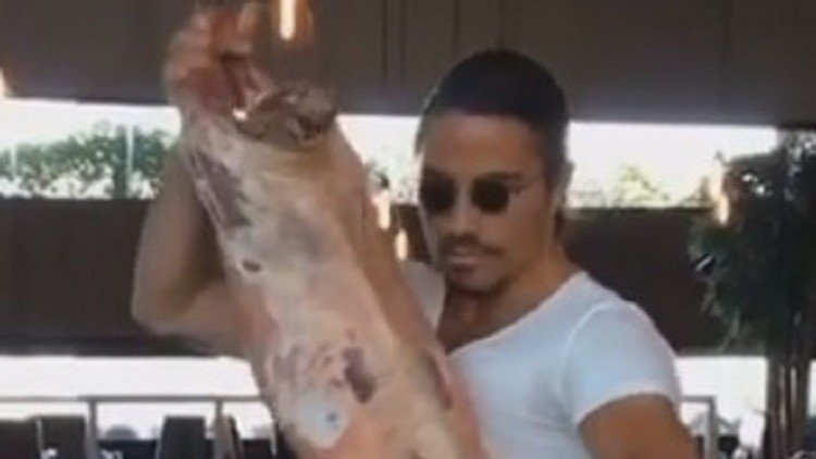 El famoso chef 'Salt Bae' revoluciona Instagram al bailar con un cerdo (muerto)