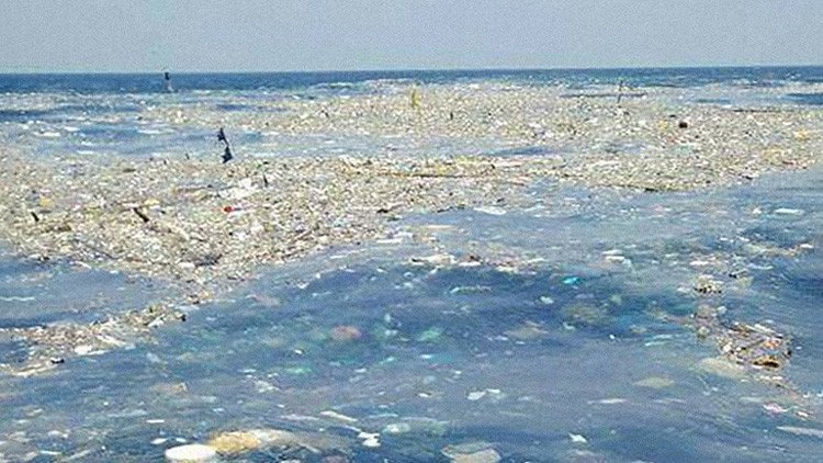 FOTOS: Una enorme 'isla de basura' flota cerca de la costa de Tailandia