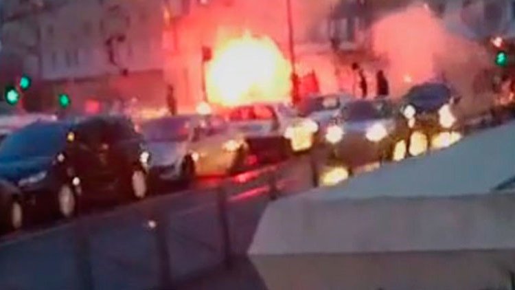 VIDEO: Atacan a un periodista y queman dos autos durante protestas en Francia